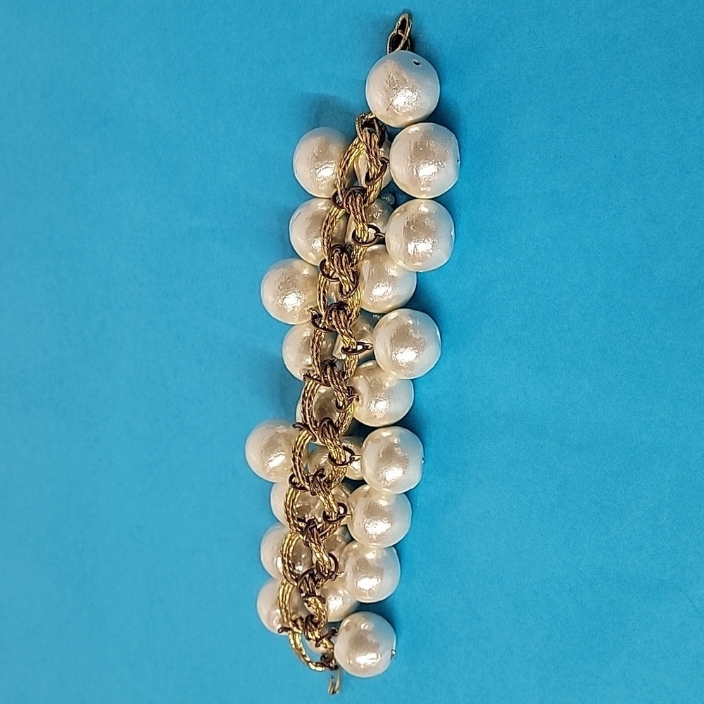 Pearl Like Gold Tone Link Bracelet and Matching Faux Earrings - Picture 4 of 13